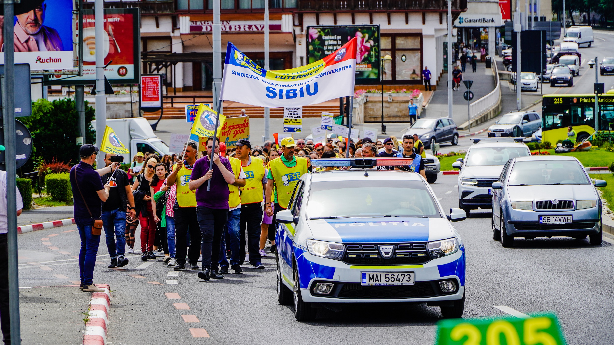 VIDEO Marș cu mii de cadre didactice la Sibiu - Candele aprinse pentru educație și strigăte în cor - „Am fost păcăliți și mințiți de fiecare dată” video marș cu mii de cadre didactice la sibiu - candele aprinse pentru educație și strigăte în cor - „am fost păcăliți și mințiți de fiecare dată”