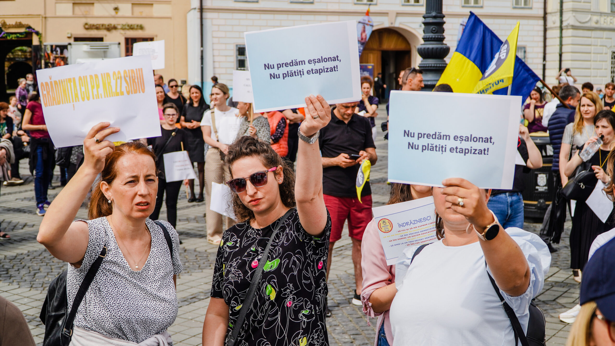 VIDEO Marș cu mii de cadre didactice la Sibiu - Candele aprinse pentru educație și strigăte în cor - „Am fost păcăliți și mințiți de fiecare dată” video marș cu mii de cadre didactice la sibiu - candele aprinse pentru educație și strigăte în cor - „am fost păcăliți și mințiți de fiecare dată”