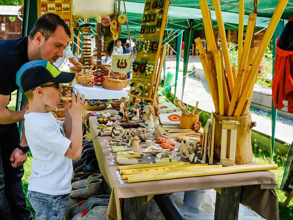 video jucăriile copilăriei în zeci de forme la sibiu - târgul de la muzeul astra, cu ”lipici” la mii de copii