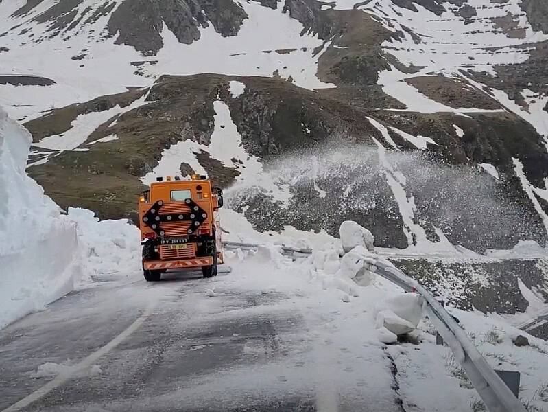 video: zăpadă de peste patru metri pe transfăgărășan - drumul s-ar putea deschide în 15 iunie