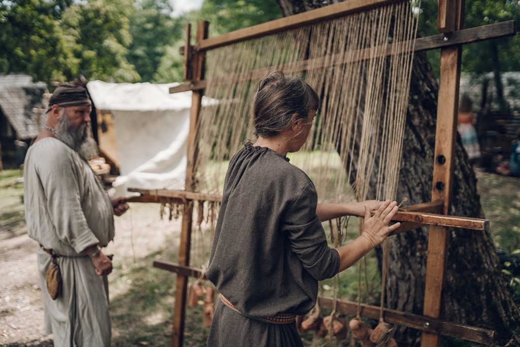 ateliere de olărit și prelucare a firelor textile, duminică la castra barbarorum în muzeul astra
