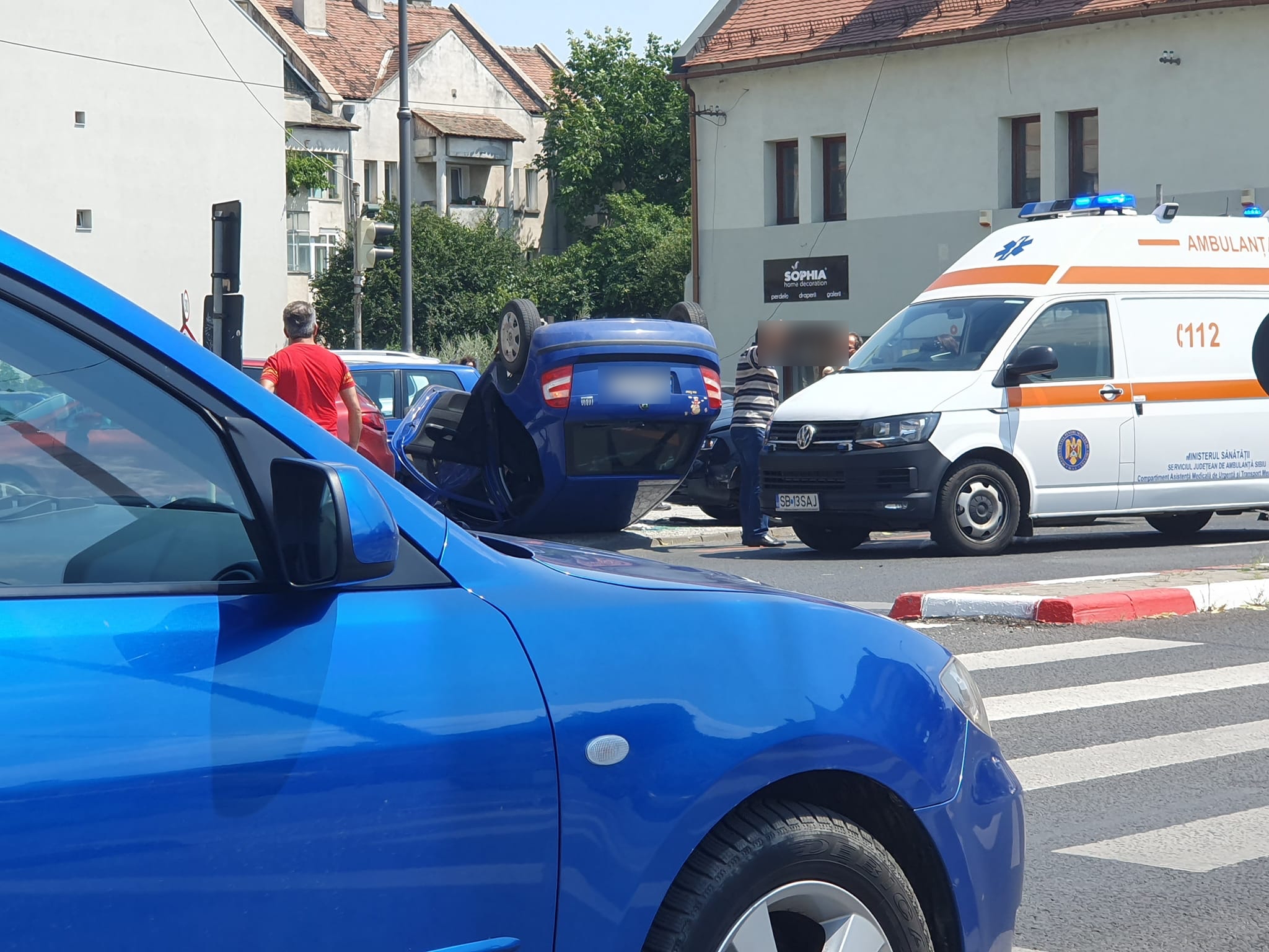 Mașină răsturnată pe Constituției - Șoferul s-a dat din calea ambulanței și a lovit alt autoturism mașină răsturnată pe constituției - șoferul s-a dat din calea ambulanței și a lovit alt autoturism