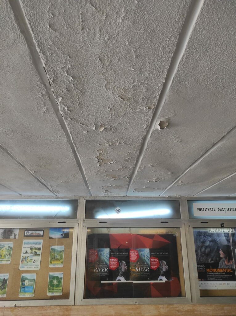 Groapa din Piața Unirii, sesizată de un consilier local - A afectat tavanul pasajului de la magazinul Dumbrava groapa din piața unirii, sesizată de un consilier local - a afectat tavanul pasajului de la magazinul dumbrava