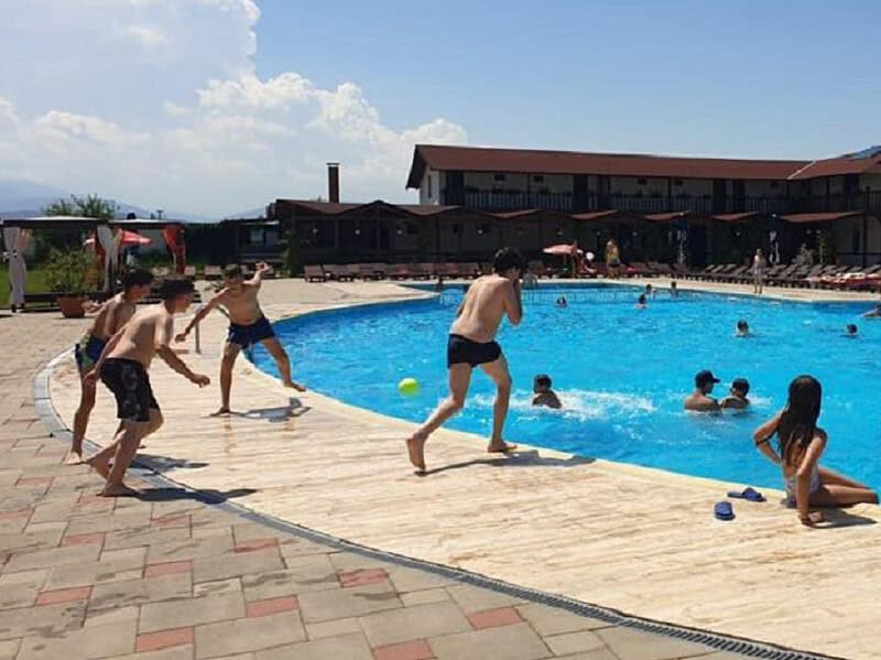 supoziție bizară în cazul copiilor intoxicați la ștrandul din avrig. patronul locației spune că ”au luat virusul de la mare”