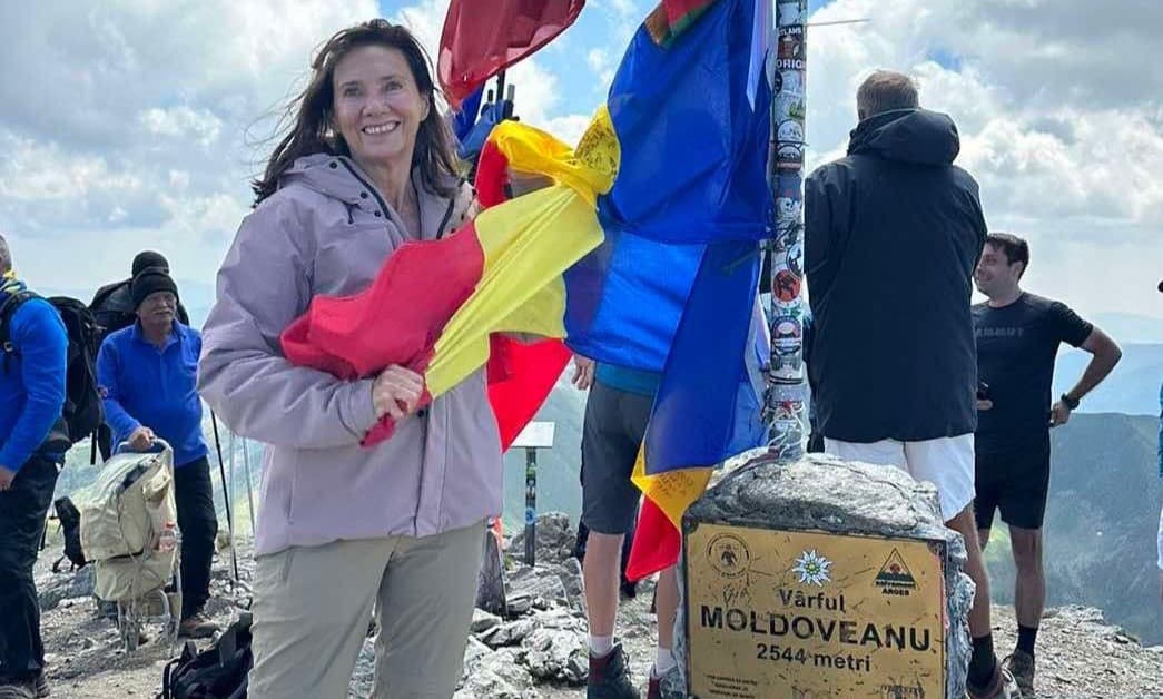 carmen iohannis s-a fotografiat pe vârful moldoveanu