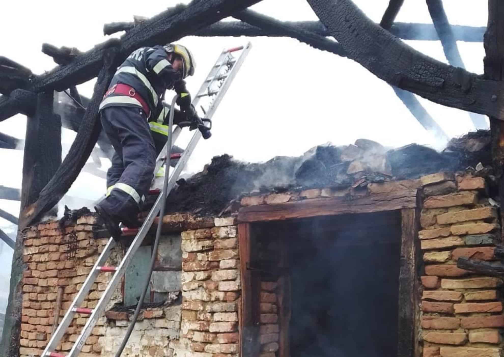 joaca unor copii cu focul a degenerat într-un incendiu de proporții. două șuri și un grajd distruse