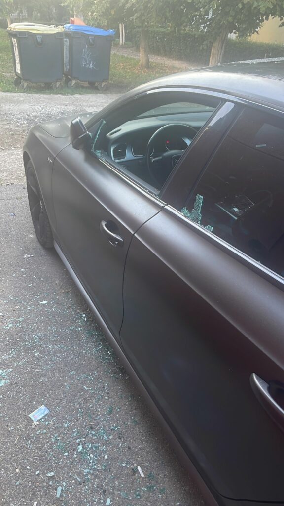 Mașină prădată de hoți la Mediaș. Au furat bani și patru pachete cu țigări (foto) mașină prădată de hoți la mediaș. au furat bani și patru pachete cu țigări (foto)