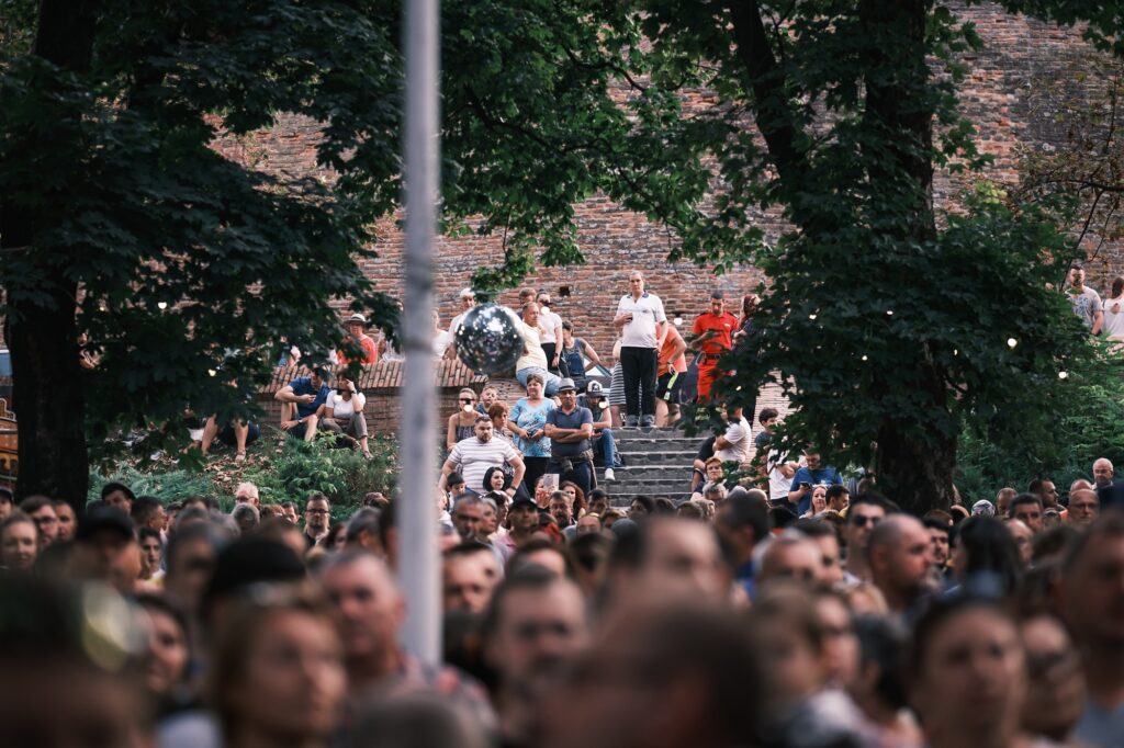 show incendiar cu nana la sibiul de odinioară. parcul tineretului arhiplin la concertul de sâmbătă al rapperului (video, foto)