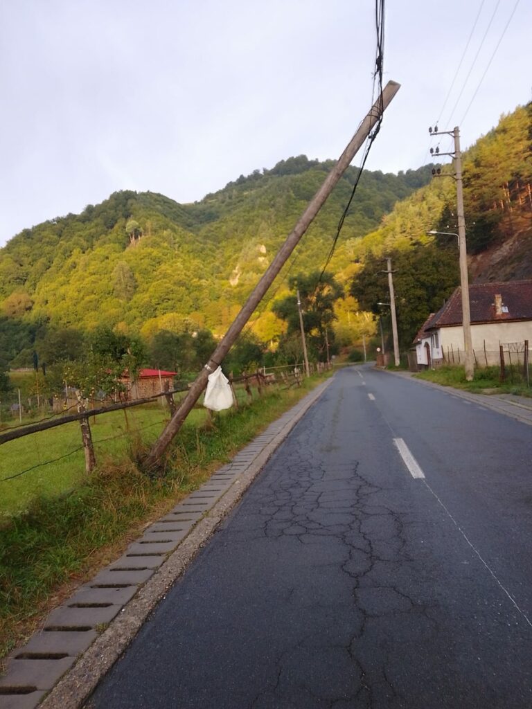 sesizare. stâlp atârnat de sârme pe șosea la râu sadului. locuitor: „am pus o pungă ca să îl semnalizez”