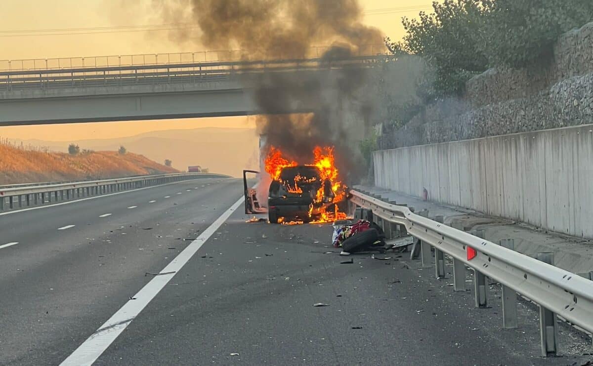 mașină în flăcări pe autostrada sibiu - deva după ce s-a tamponat cu un tir (foto)