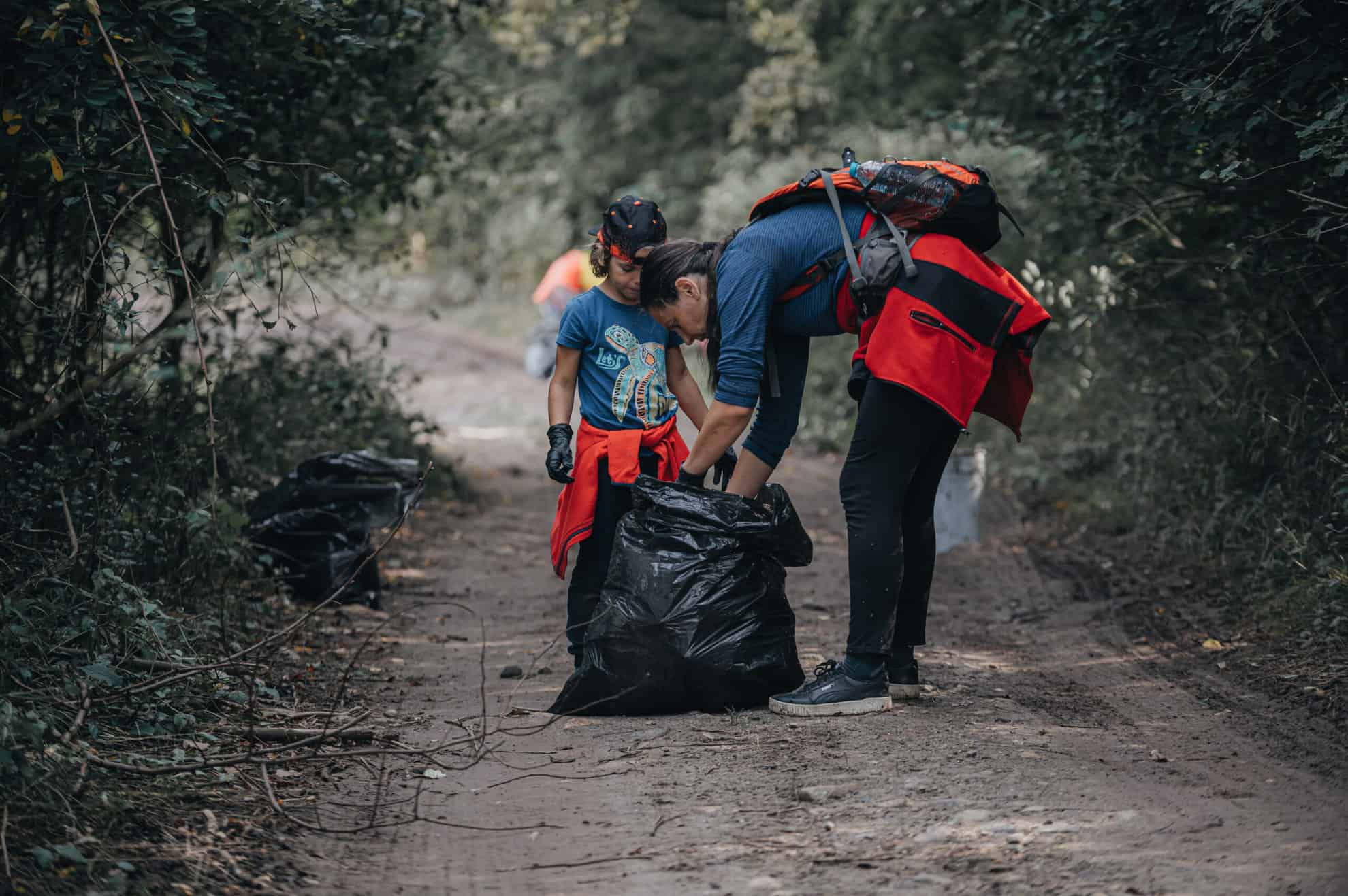 „anii drumeției”, o reușită pentru mediu și educație. peste 200 de voluntari au strâns 4,3 tone de deșeuri (foto)