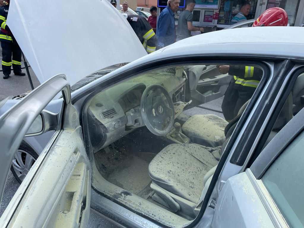 incendiu la o mașină în mediaș. ieșea fum de sub capotă