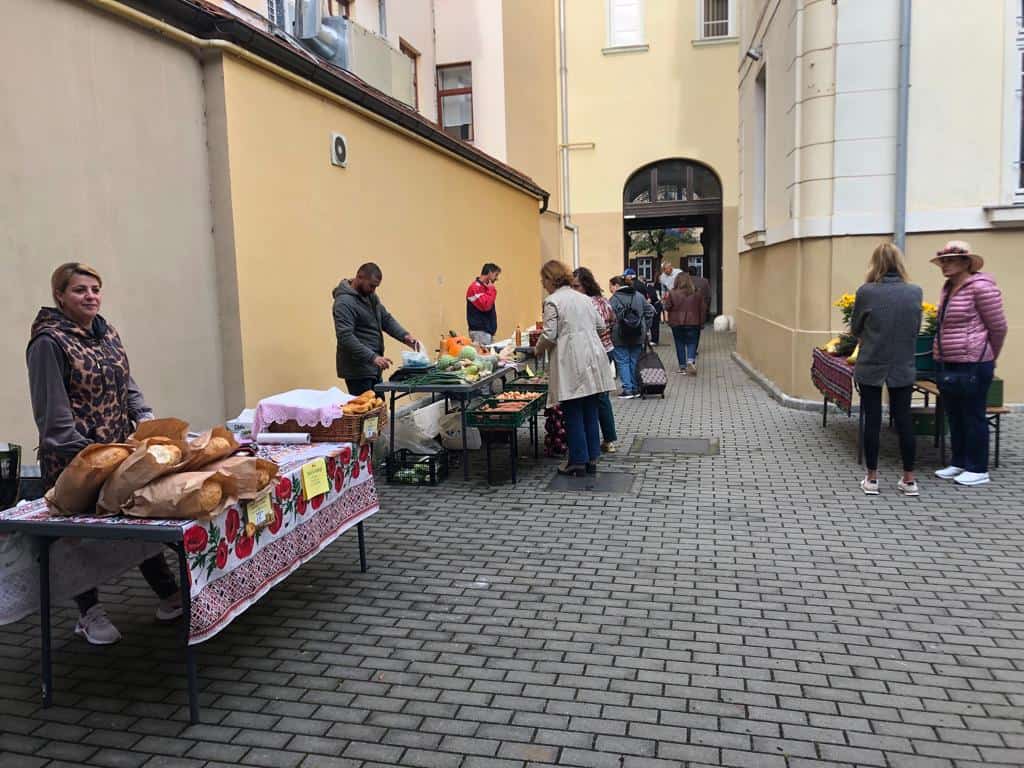 crizanteme, prăjituri de casă și legume de sezon, vineri în piața volantă de la consiliul județean sibiu