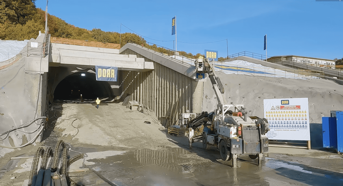 au început lucrările la tunelul momaia de pe autostrada sibiu-pitești. ar putea fi gata in trei ani (video)