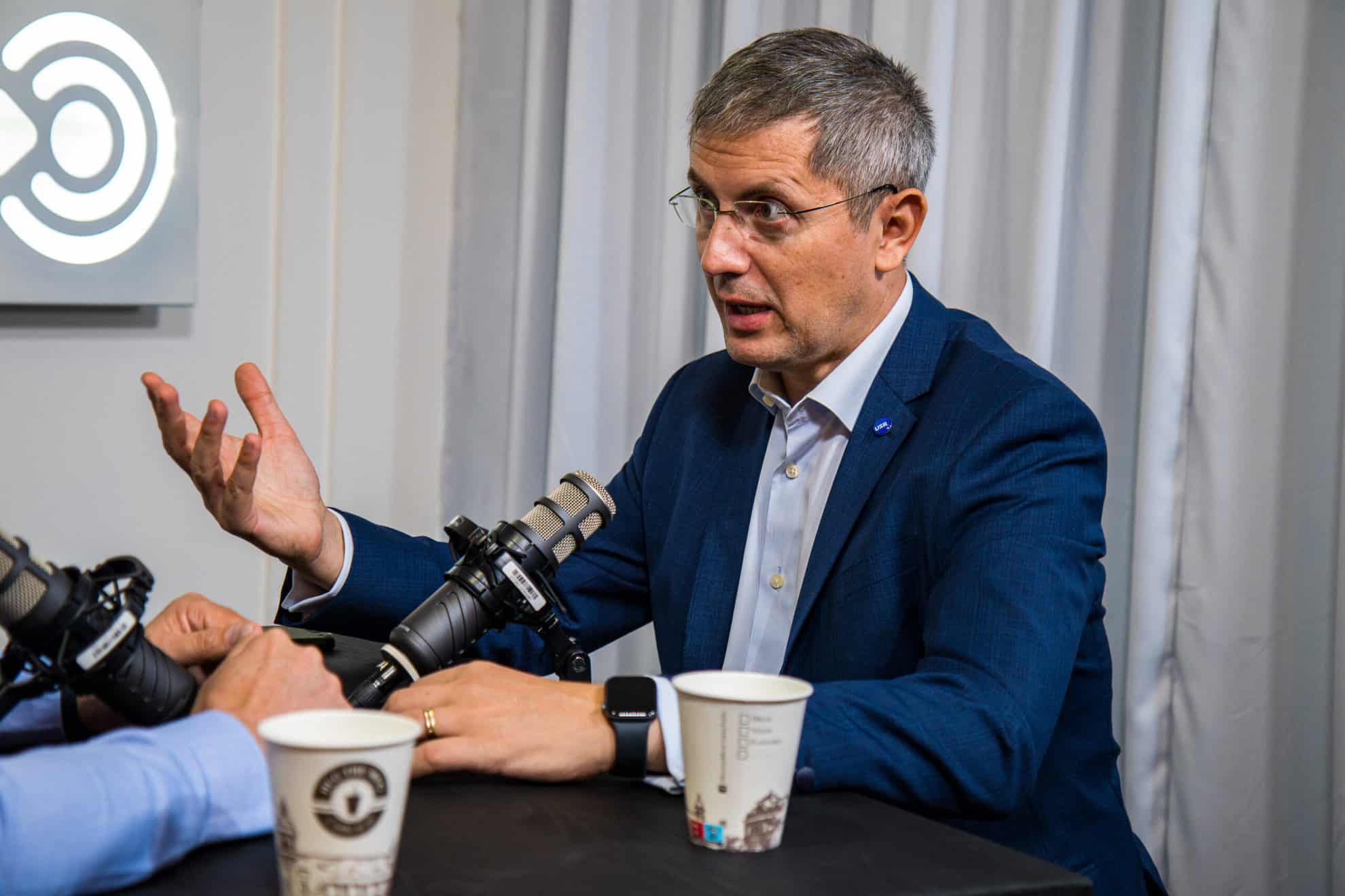 primarul din cisnădie, acuzat că a transformat primăria „în clanul său personal”. barna: „în arhitecților doar cimentul e nou, în rest e ca în cuba”