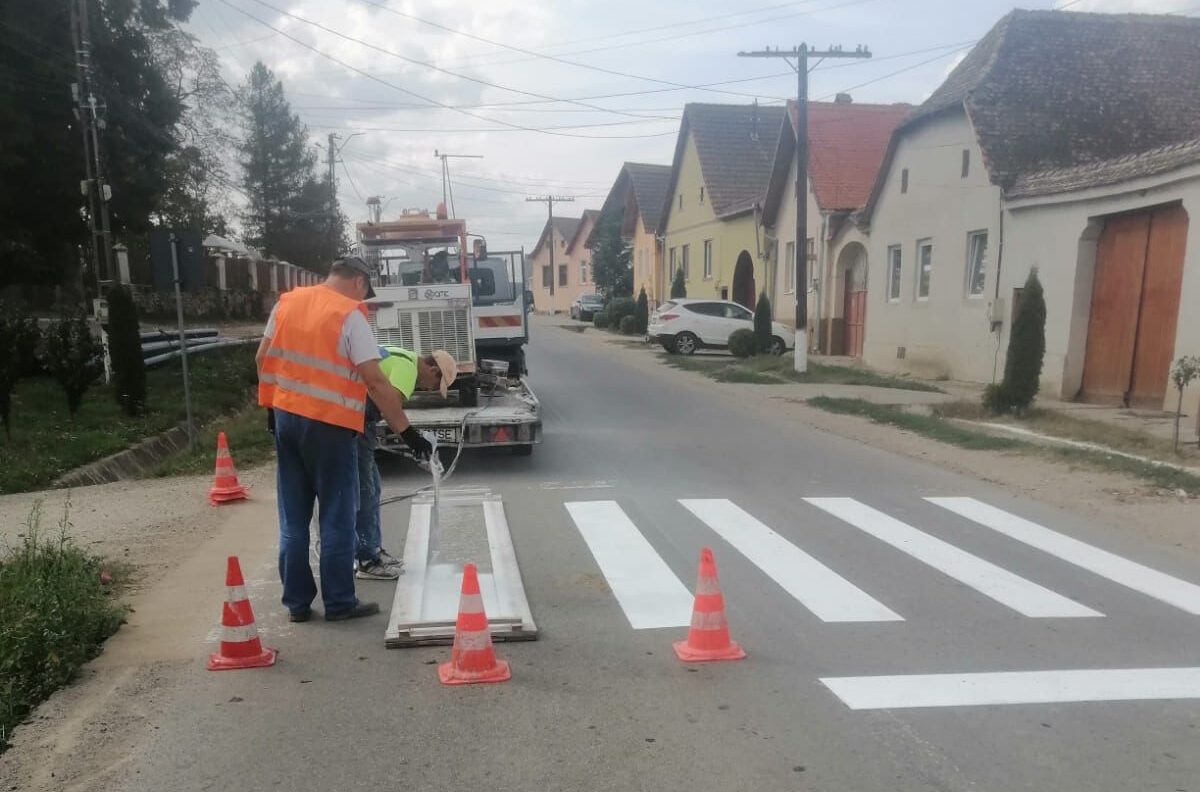 drumurile județene din sibiu, în curs de modernizare. se refac marcajele rutiere și se plombează gropile (foto)