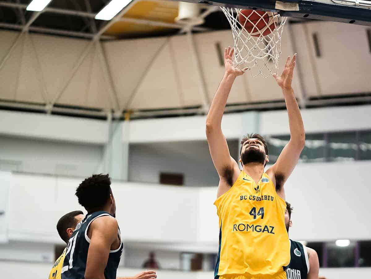 victorie vitală pentru csu sibiu în meciul cu corona brașov. universitarii au câștigat cu 93-85 (video)