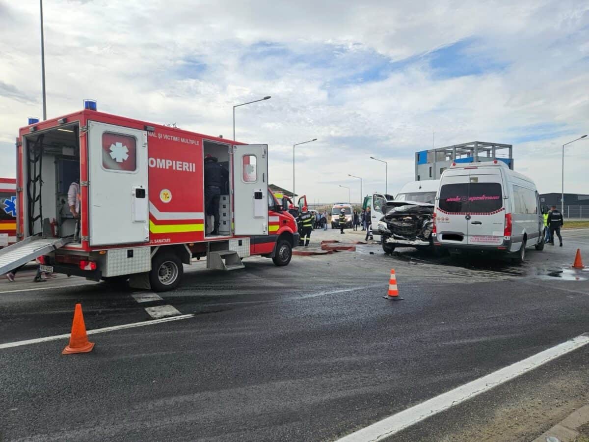 starea celor 19 răniți din accidentul cu două microbuze. o persoană a rămas internată la spitalul județean