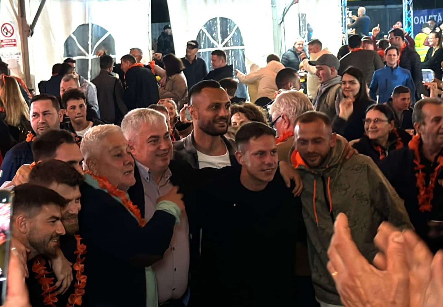 jucătorii de la fc hermannstadt s-au relaxat la oktoberfest. au fost aplaudați de toată lumea (foto video)