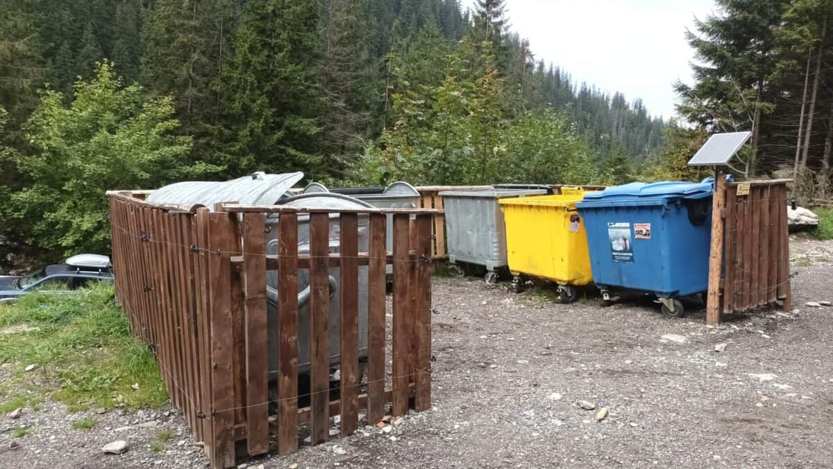 zeci de coșuri de gunoi și pubele, montate la bâlea lac, la sugestia celor de la mediu. „numărul acestora era insuficient” (foto)