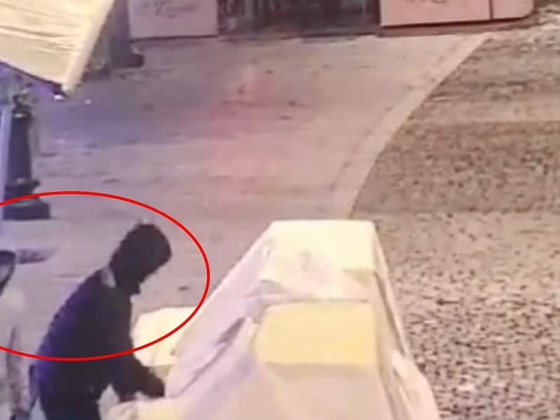 adolescenți prinși la furat în centrul sibiului. s-au ascuns de polițiști în toaleta din parcarea sălii thalia (video)