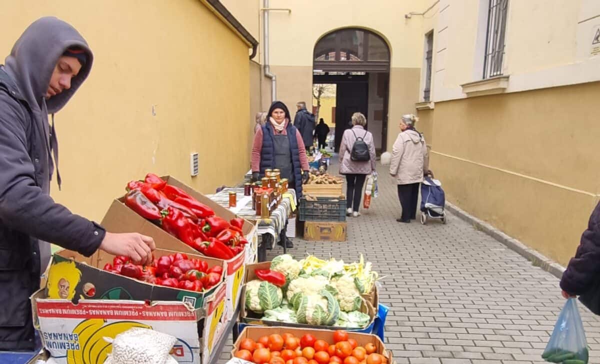 ultima ediție de toamnă a pieței volante de la consiliul județean. participă 11 producători