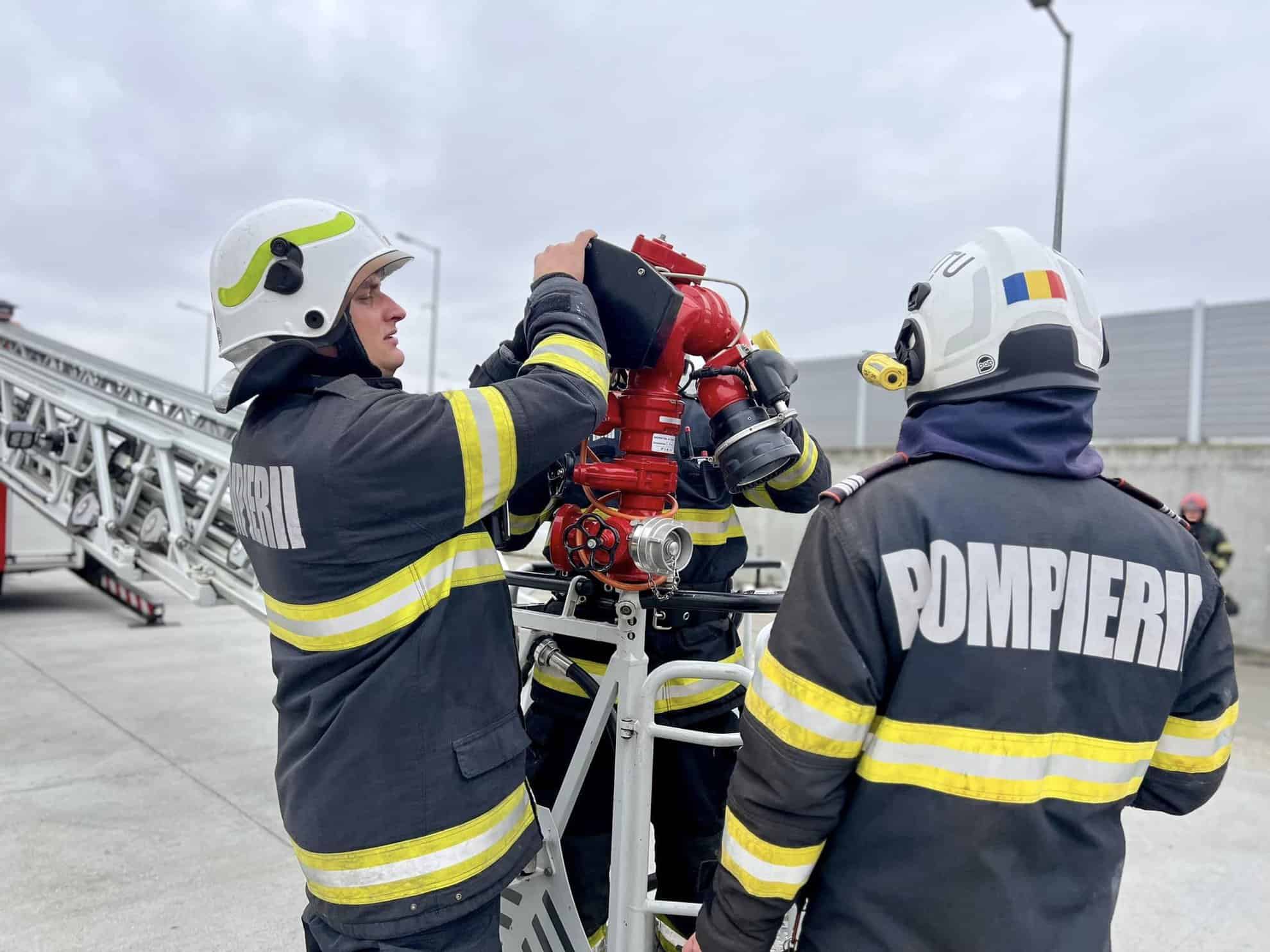 pompierii desfășoară un exercițiu la o fabrică din sibiu