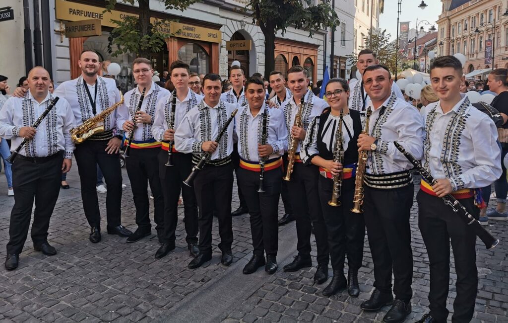 povestea emoționantă a mariei pop, singura femeie instrumentist de la junii sibiului. studentă la medicină și vânzătoare la mall