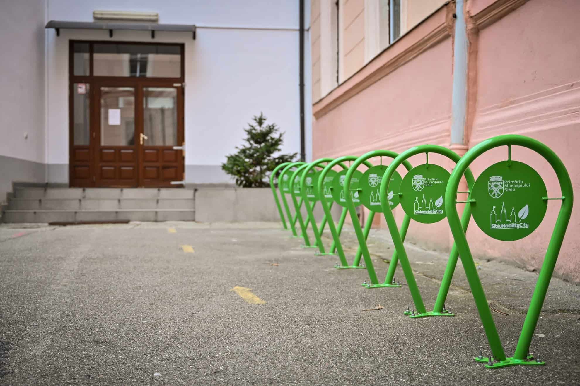 primăria montează 350 de rastele pentru biciclete în 25 de școli din sibiu