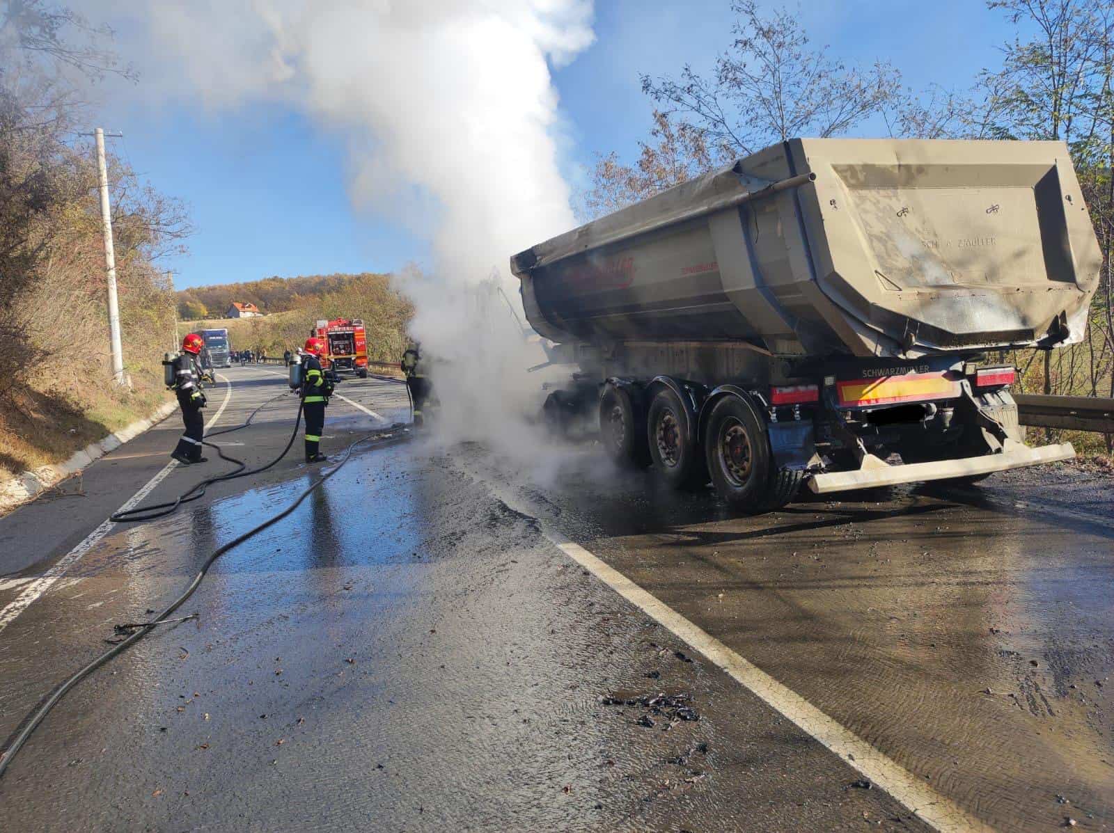 trafic blocat pe dn14 la ieșire din slimnic. un camion a luat foc în mers (video)