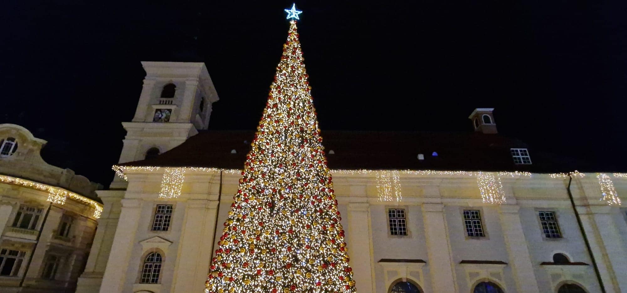 s-a deschis târgul de crăciun din sibiu. oamenii au venit la inaugurare în ciuda ploii (video, foto)