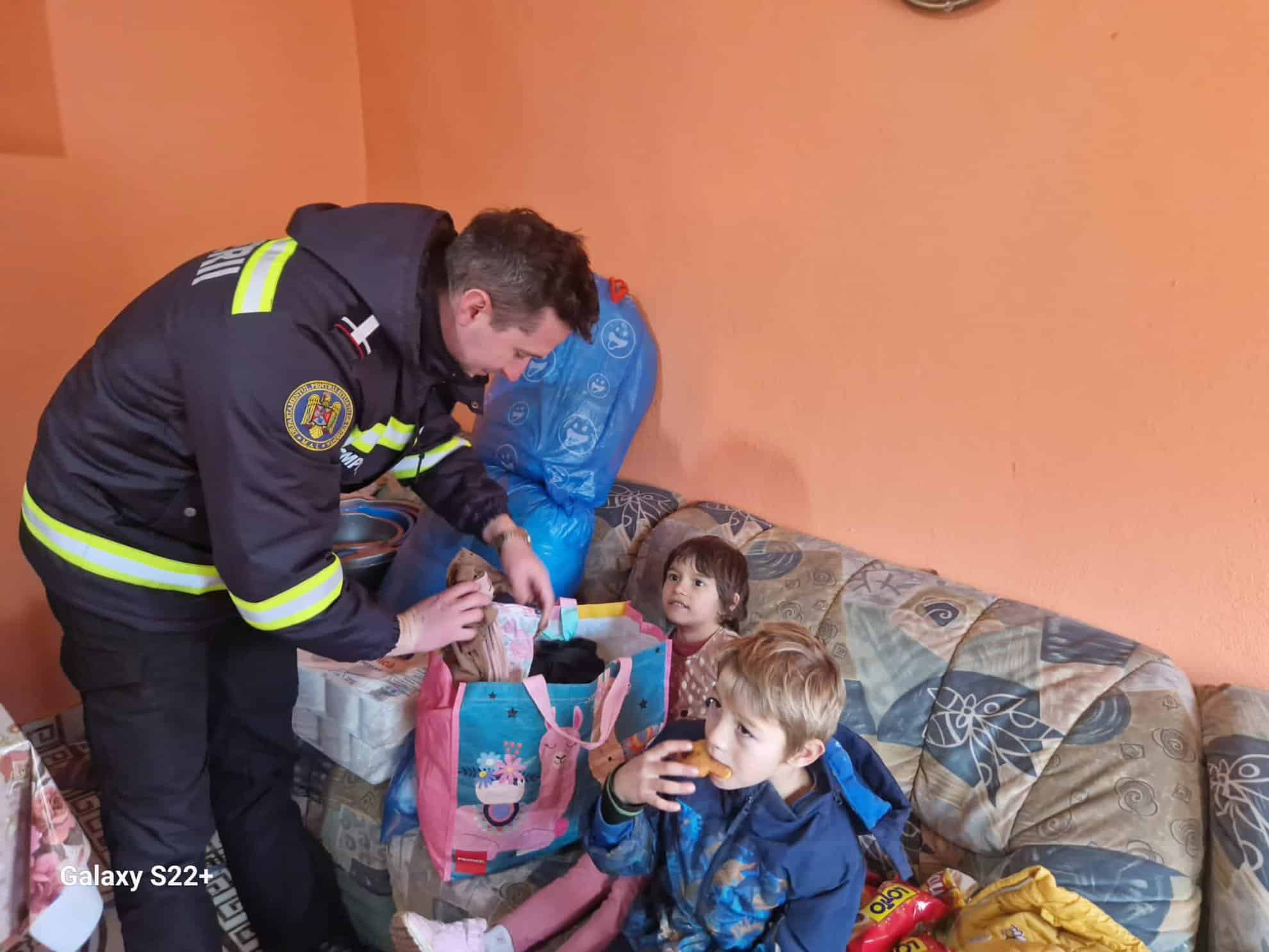 zeci de copii din coveș au primit cadouri de la pompieri. patru dintre micuți au fost salvați dintr-un incendiu (foto)