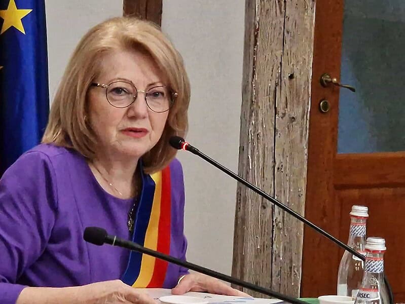 astrid fodor îi dă replica lui adrian bibu și spune că nu cântă „cu viori și după note”