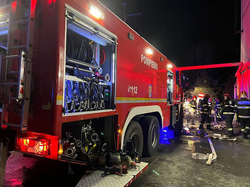 toți locatarii, din blocul din tălmaciu unde a avut loc un incendiu, au fost evacuați
