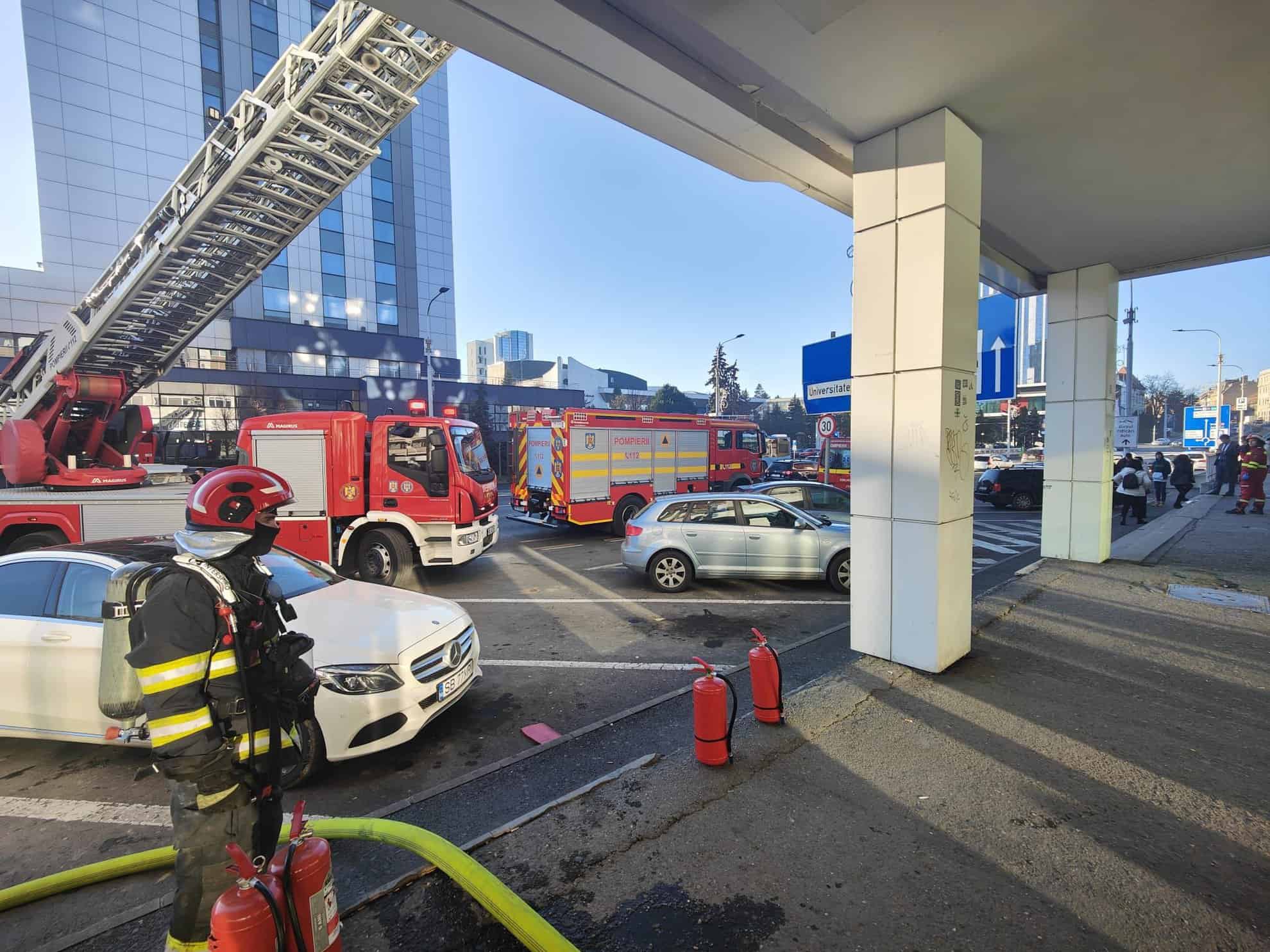 panică în centrul sibiului. incendiu la o agenție bancară de lângă magazinul dumbrava (foto)