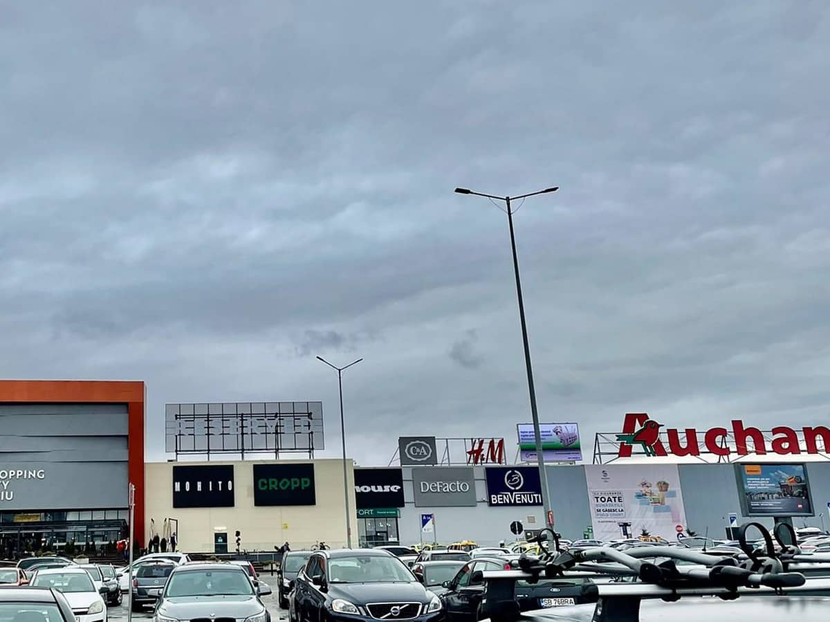 furturile, o provocare pentru mall-uri la sibiu. alte două hoațe prinse cu haine neplătite