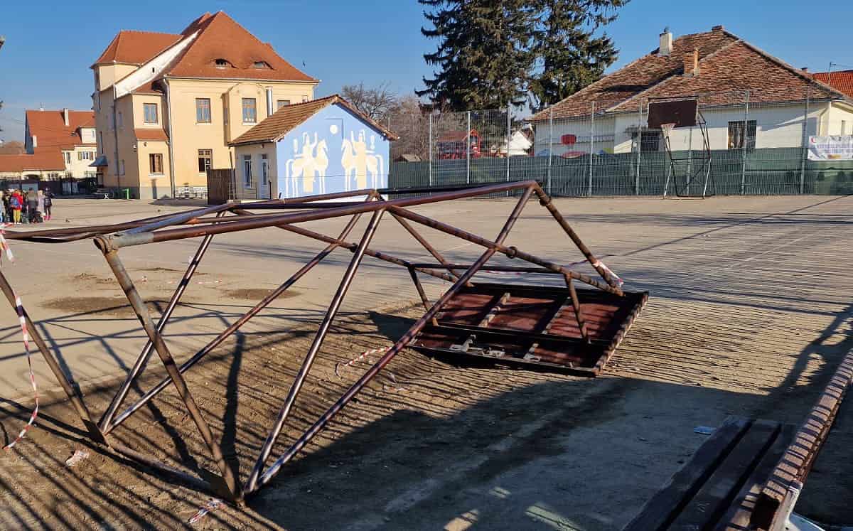 la un pas de tragedie. panou de baschet căzut la școala 4 din sibiu după ce elevii s-au agățat de el
