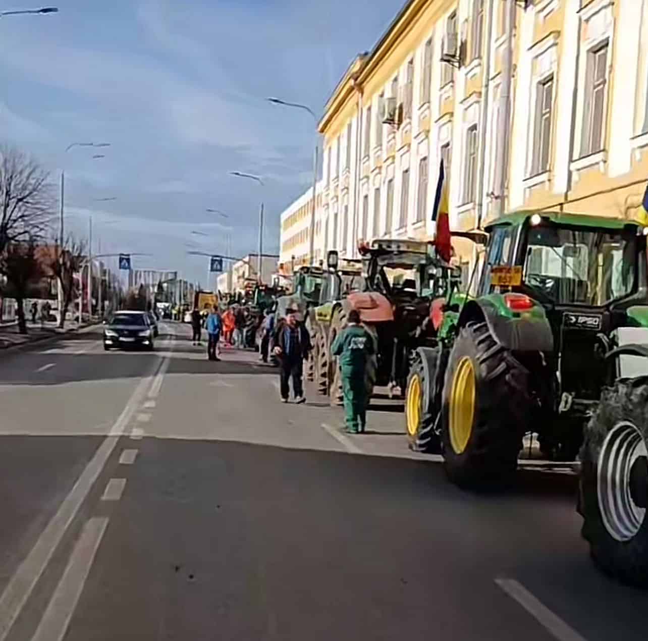 protestul fermierilor la sibiu continuă. circulă cu tractoarele pe străzile din municipiu (live text, video, foto)