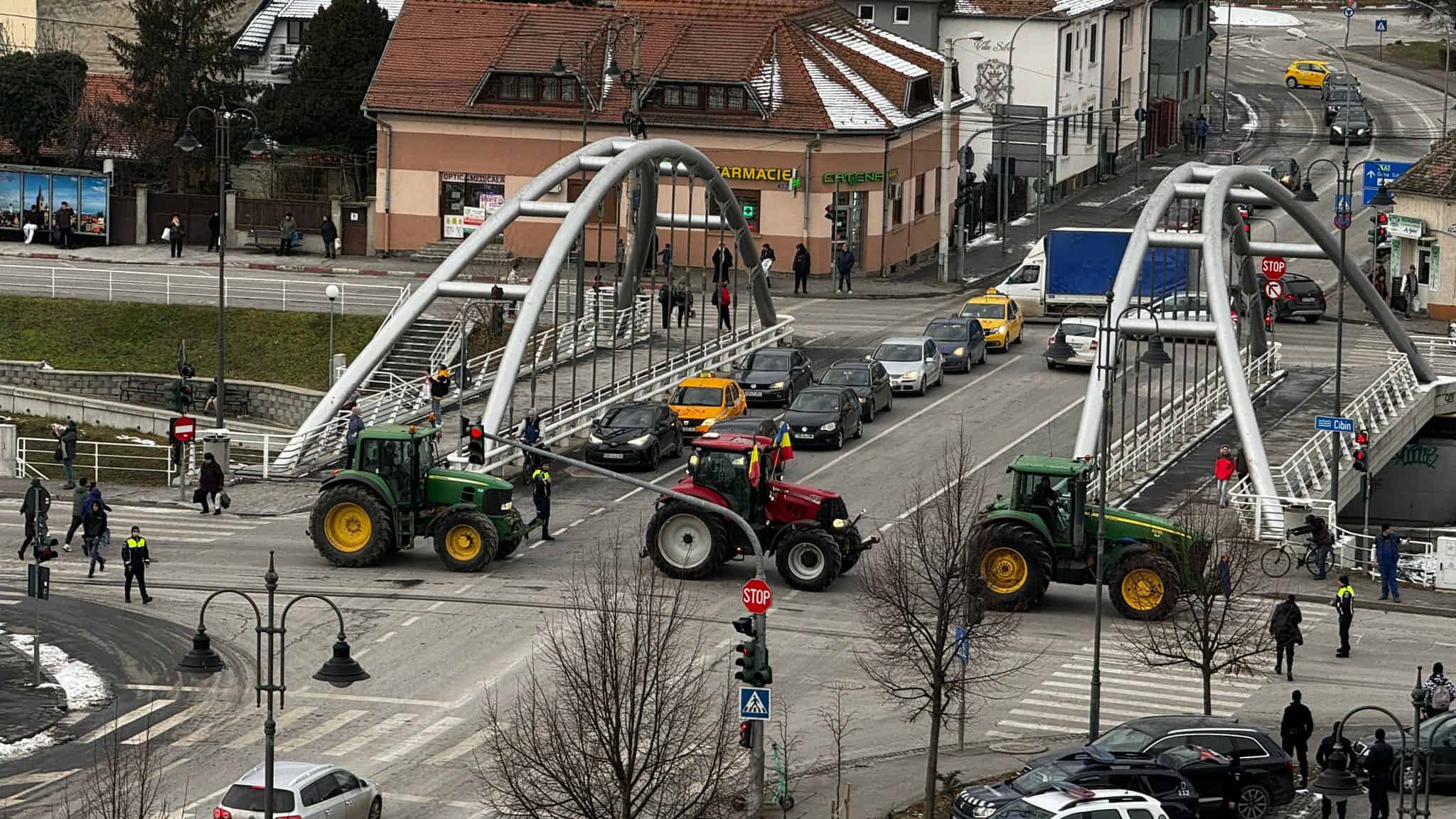 protestul fermierilor la sibiu continuă. circulă cu tractoarele pe străzile din municipiu (live text, video, foto)