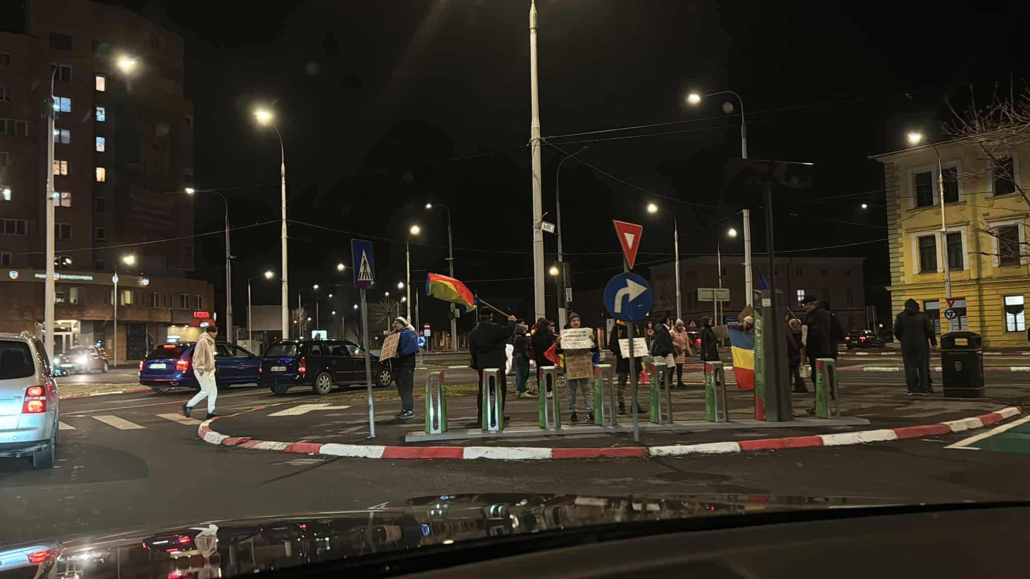 protestul împotriva măsurilor fiscale nu a avut succes la sibiu. aproximativ 20 oameni au ieșit în stradă, vineri seară (foto)
