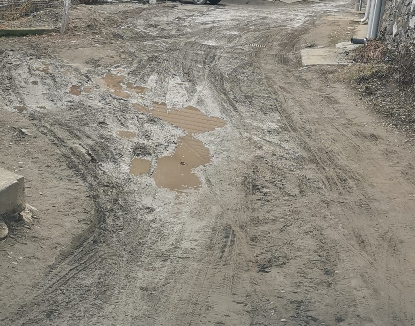 rășinărenii, revoltați de felul în care arată strada eugen brote. „este inadmisibil, la 200 de metri de primărie” (foto)