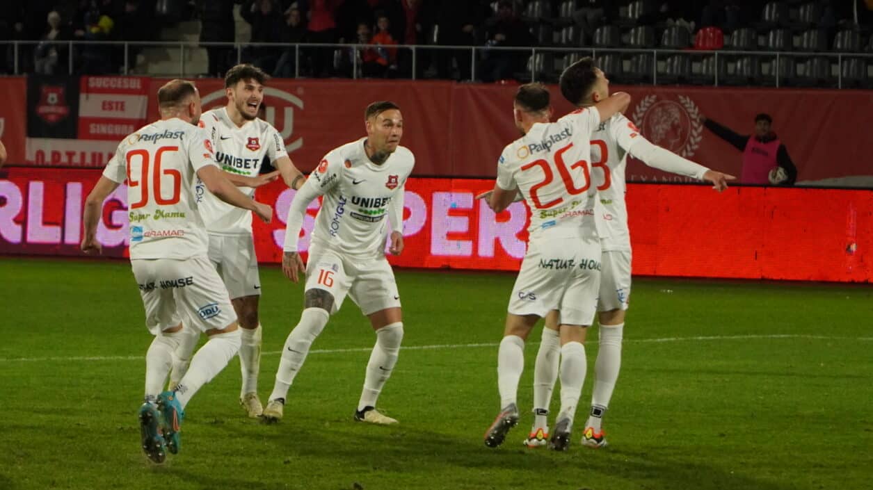 fc hermannstadt umilește dinamo în play-out. sibiul a bătut cu 3-0, dar “câini roșii” au făcut spectacol în tribune (video foto)