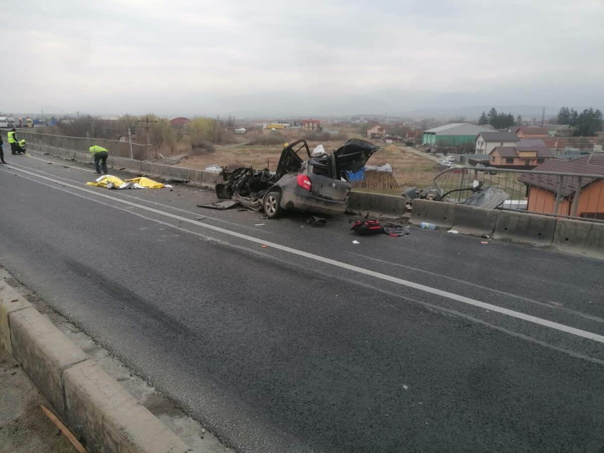 trei oameni morți în accidentul de la avrig. roata unui camion a explodat și a lovit o mașină (video)