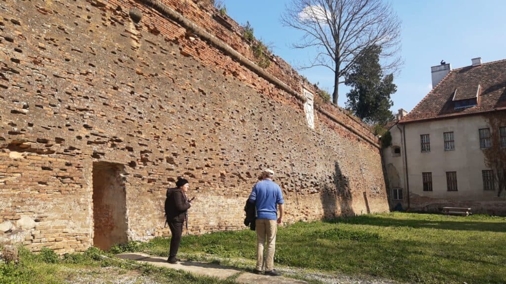 sibienii s-au plimbat sâmbătă prin „catacombele” bastionului soldisch. muzeograf: „pot deveni un obiectiv turistic important” (foto, video)