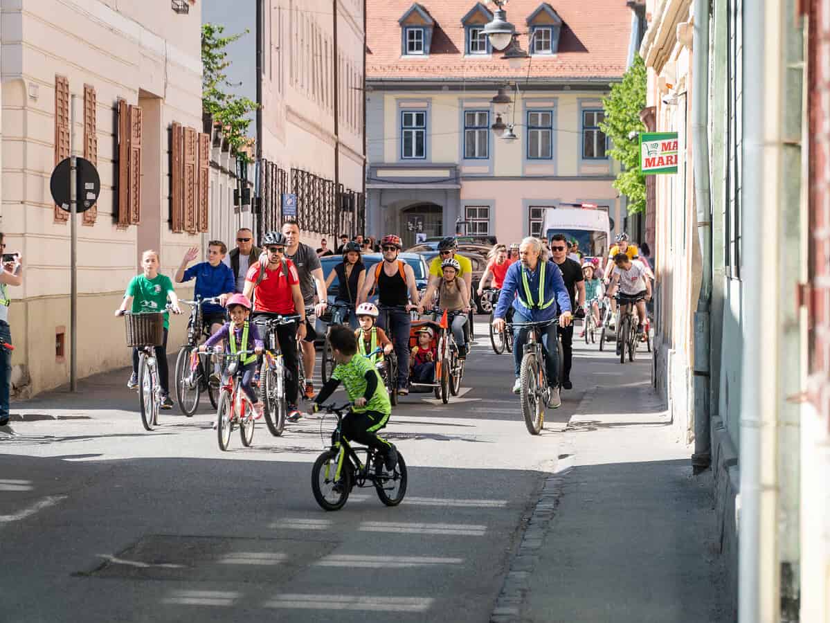 invitație la o tură cu bicicleta prin oraș. plecarea este sâmbătă din piața mare