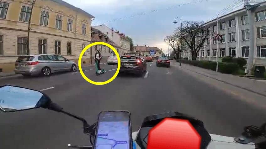 imagini aproape ireale la sibiu. o adolescenta merge cu trotineta pe contrasens printre mașini (video)