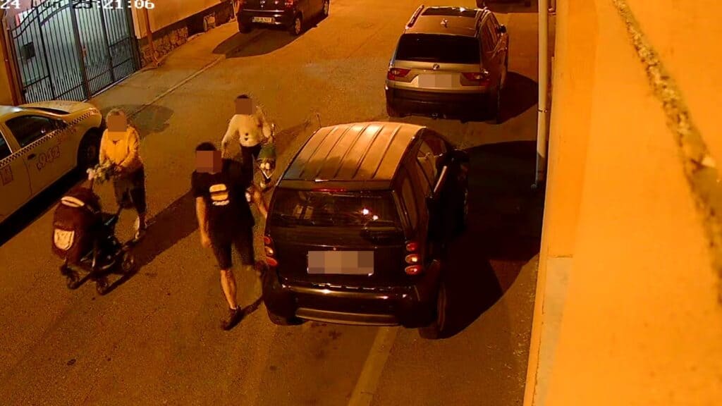 Poliția l-a identificat pe bărbatul care a avariat zeci de mașini pe o stradă din Sibiu. Este din Timiș și s-a ales cu dosar penal (foto video) poliția l-a identificat pe bărbatul care a avariat zeci de mașini pe o stradă din sibiu. este din timiș și s-a ales cu dosar penal (foto video)