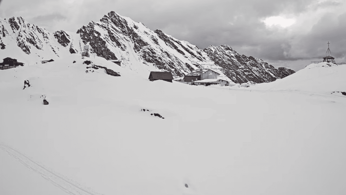 strat nou de zăpadă la peste 1.800 de metri la bâlea lac. meteorologii anunță risc semnificativ de avalanșă (video)