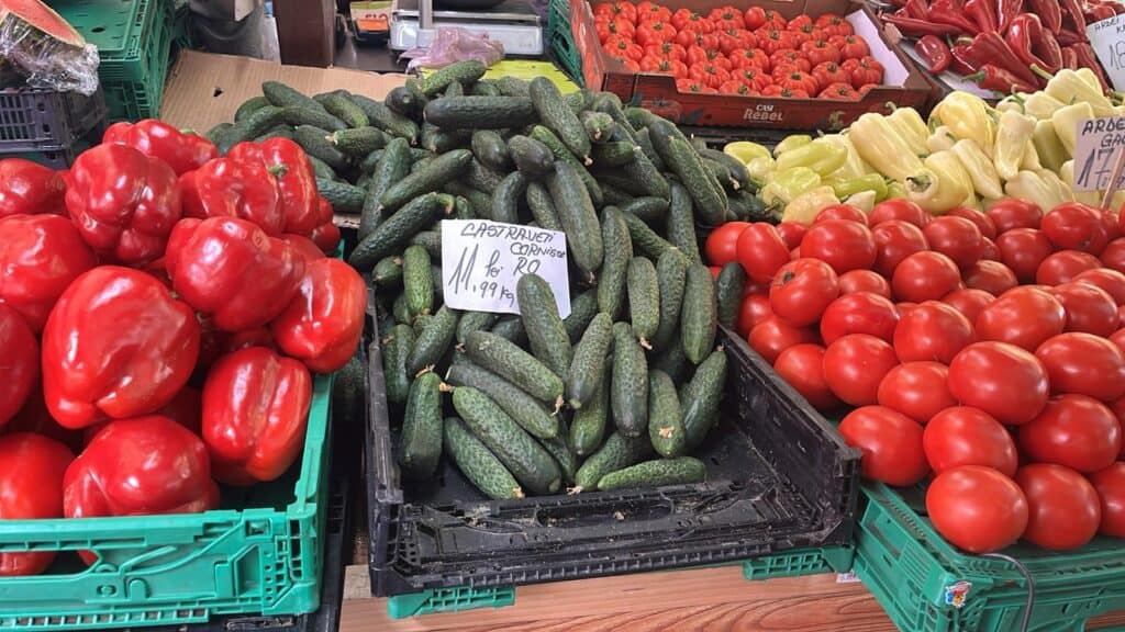 Ce legume pun sibienii pe platouri la masa de Paști. Roșii românești la prețuri exorbitante în Piața Cibin (foto) ce legume pun sibienii pe platouri la masa de paști. roșii românești la prețuri exorbitante în piața cibin (foto)