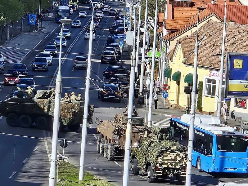 pregătiri pentru ziua porților deschise la comandamentul nato din sibiu. a fost adusă ”artileria” militară (foto)